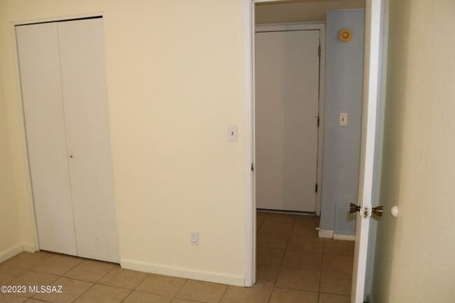 Building Photo - Super Northwest Location! Lovely spacious 3 bedroom, 2 bath home with large back yard