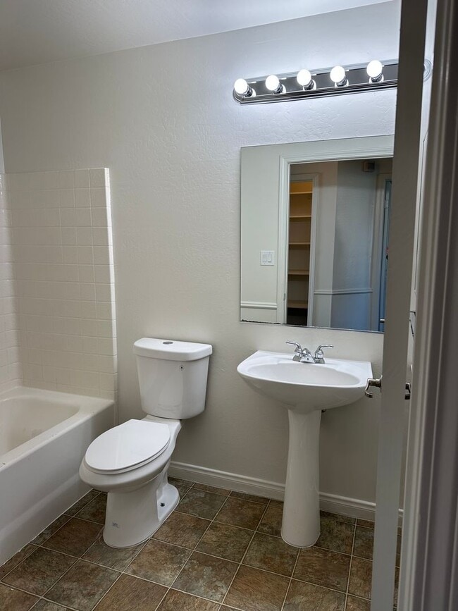 Building Photo - 3 Bed 2 Bath - Move In Special