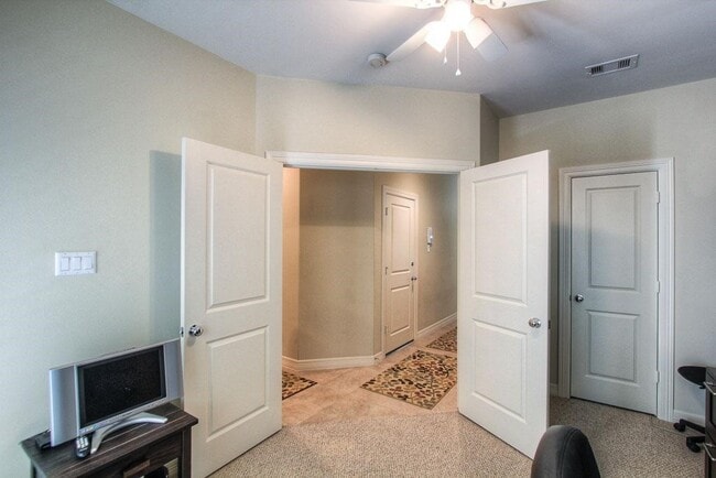 Building Photo - 3815 Center Plaza Dr