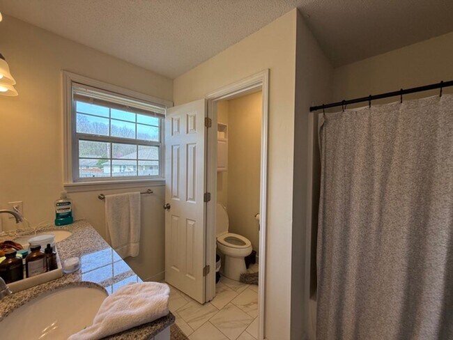 Building Photo - Spacious 4BR Home in Seven Oaks with Garage & Fenced Yard