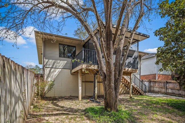 Building Photo - Modern Comfort in the Heart of Niceville!