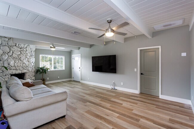 Building Photo - Remodeled Craftsman with Large Yard!