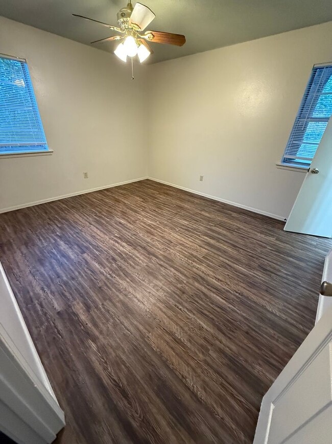 Building Photo - 3 Bed 1.5 Bath Total Electric, Fenced Back...