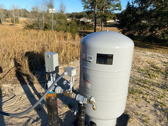 Building Photo - Available December 15th.....Custom Home - Desirable SE Ocala Neighborhood 3/2/2 **WON'T LAST**