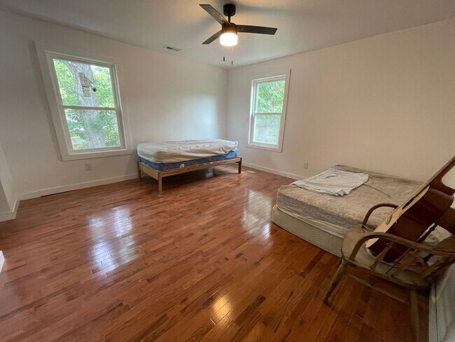 Building Photo - Big and Beautiful House with attached 1br ...