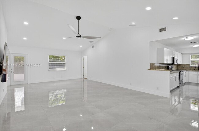 Building Photo - 5276 Pine Tree Dr