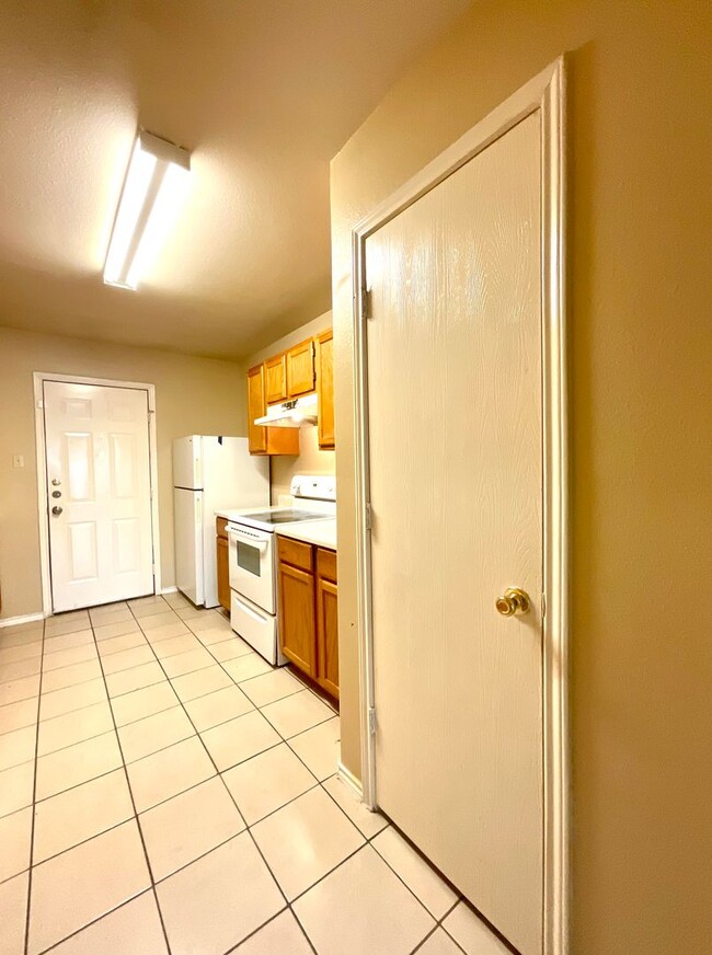 Building Photo - **APPLICATION RECEIVED** **MOVE IN SPECIAL** Charming 3-Bed, 2-Bath Home with Fenced Yard – Pet F...