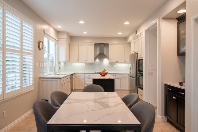 Building Photo - 6655 Hollycrest Ct