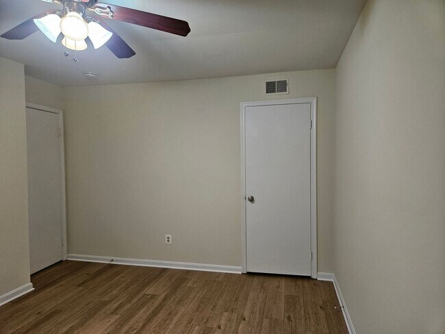 Building Photo - Location is Everything With This 3 Bed 3.5 Bath Townhouse in Hampton Court Community