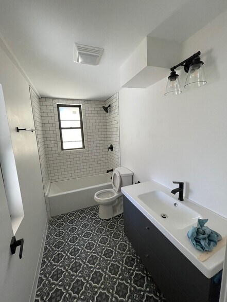 Bathroom - 2008 S Leavitt St