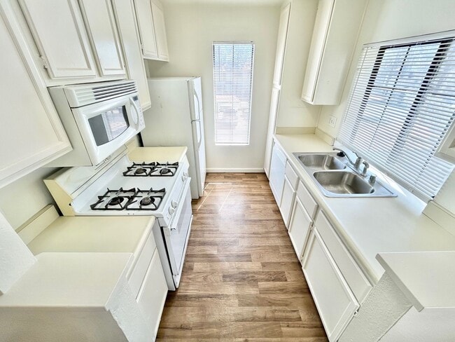 Building Photo - ADORABLE UPSTAIRS CONDO! 2 BEDROOM / 2 FUL...