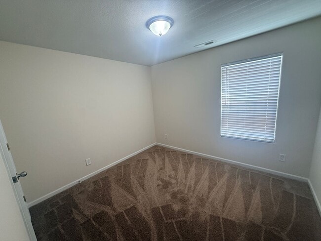 Building Photo - Beautiful townhome minutes from uptown
