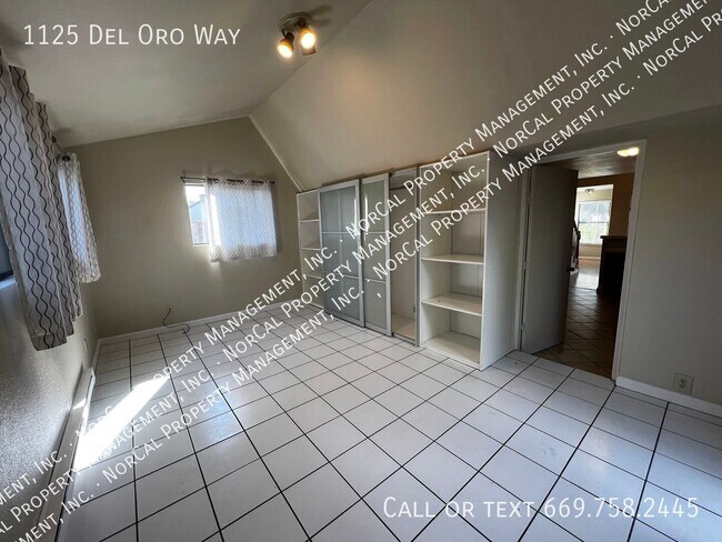 Building Photo - 1125 Del Oro Way