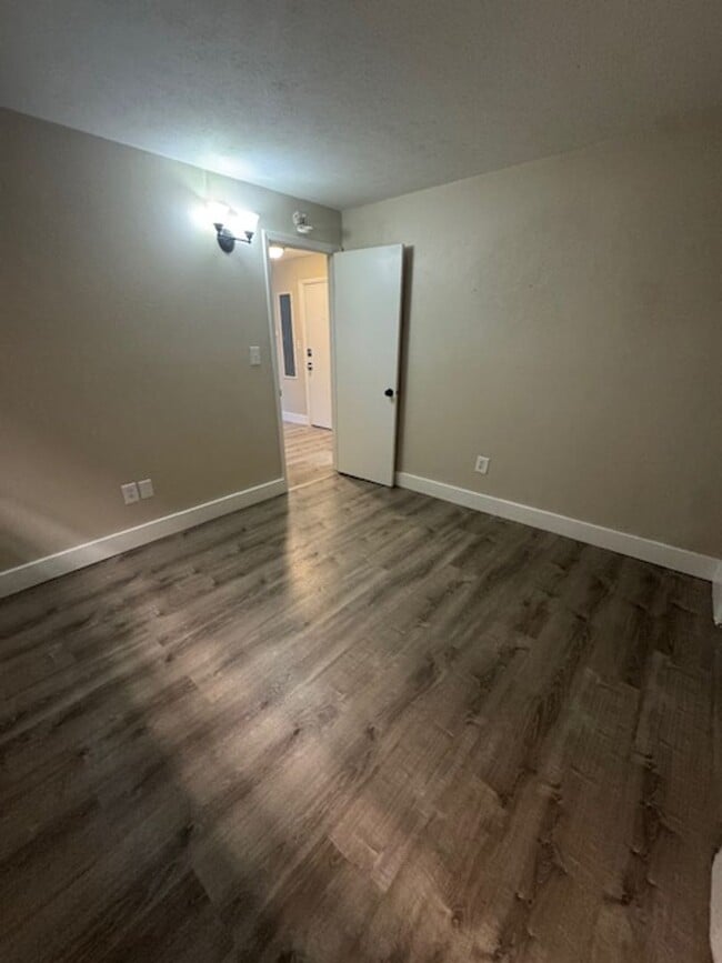 Building Photo - 1 bedroom apartment, MOVE IN SPECIAL!
