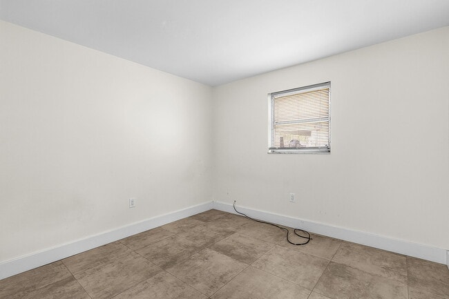 Building Photo - 2700 Shoreview Dr