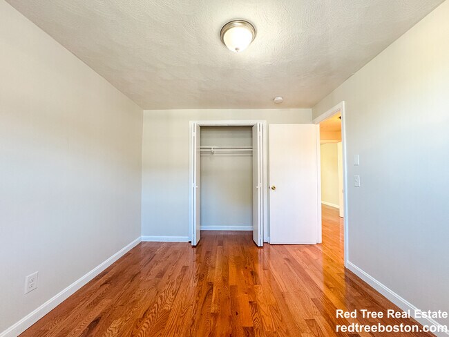 Building Photo - 74 Dunboy St