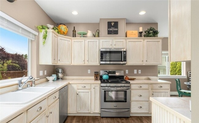 Building Photo - A Gorgeous Home with 4 Bed and 2.5 Bath