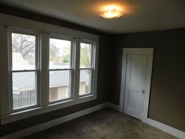 Building Photo - Very charming, large 4 bedroom/2 bath in E...