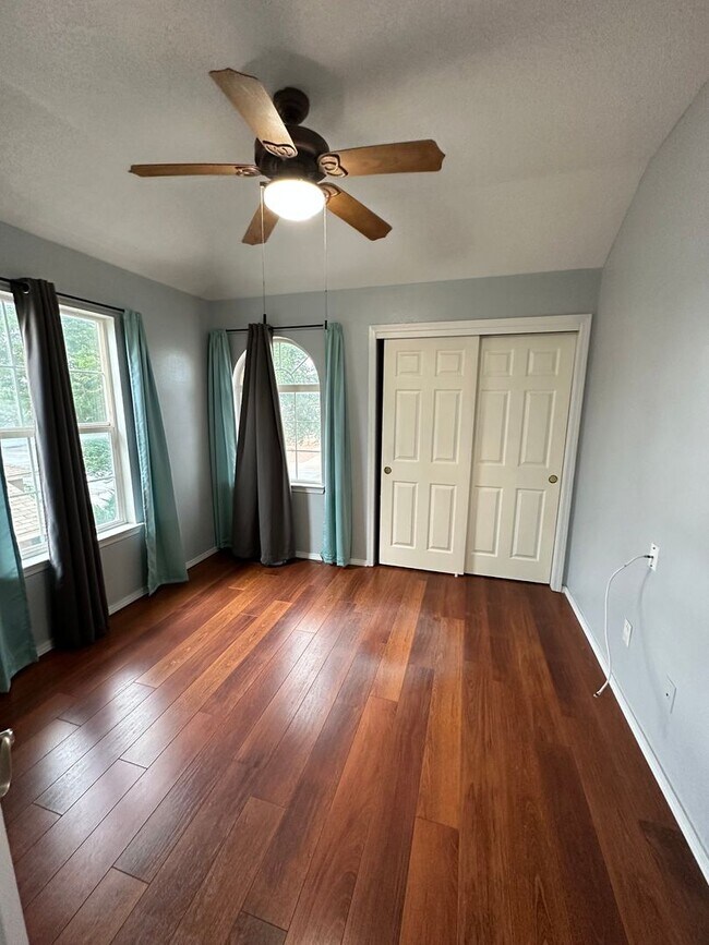 Building Photo - Tons of Character! 3 bed 2.5 bath amazing ...