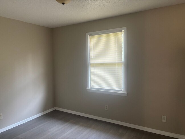 Building Photo - 3925 Highridge Dr SW