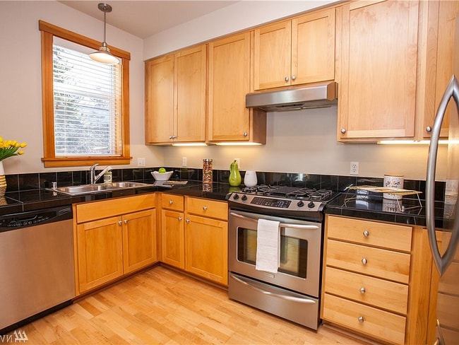 Building Photo - Nice Spacious Bainbridge Condo in heart of downtonw