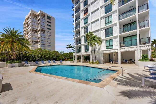 Building Photo - 1600 S Bayshore Ln