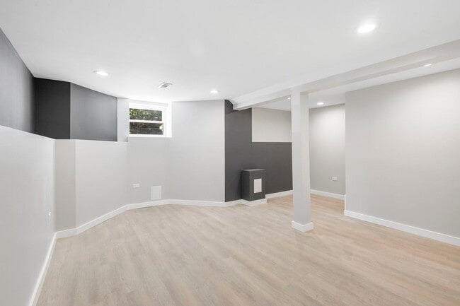 Building Photo - 6129 N Ravenswood Ave