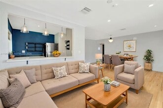 Building Photo - 517 S 19th Ave