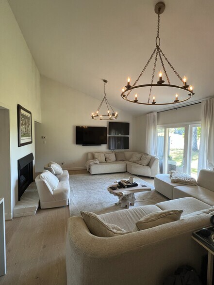 Building Photo - 7725 River Ridge Rd NE