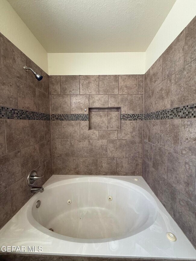 Building Photo - 12000 Ivory Gate Way