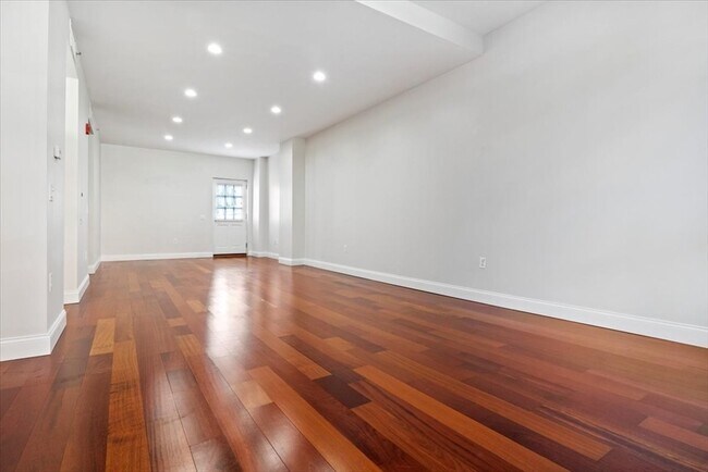 Building Photo - 24 Second St