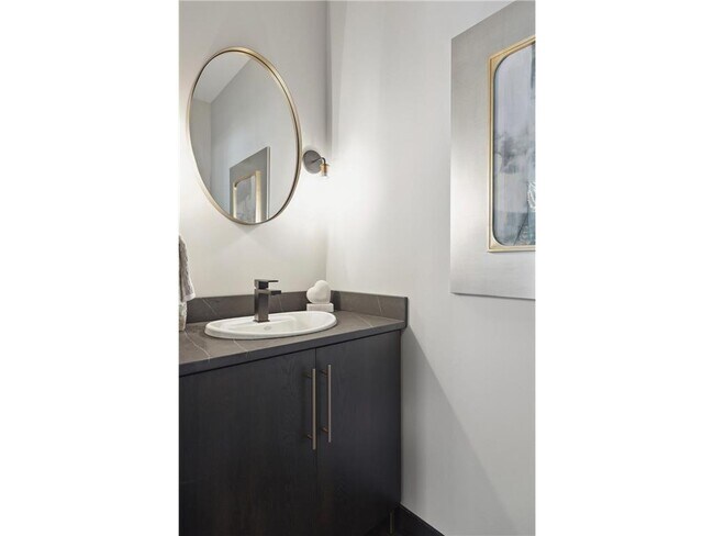 Building Photo - 253 Lake St E