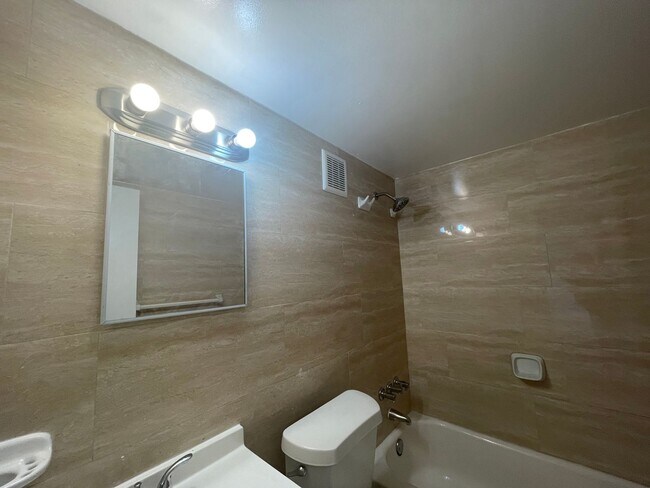 Building Photo - Renovated 1b1b for rent NOW