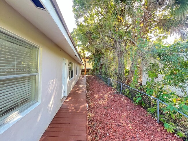 Building Photo - 1406 Arpeika St