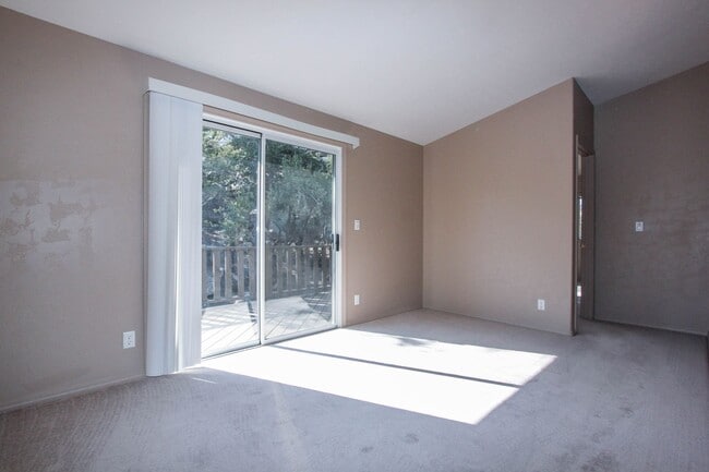 Building Photo - Home located in Pines & Boulders with Views!