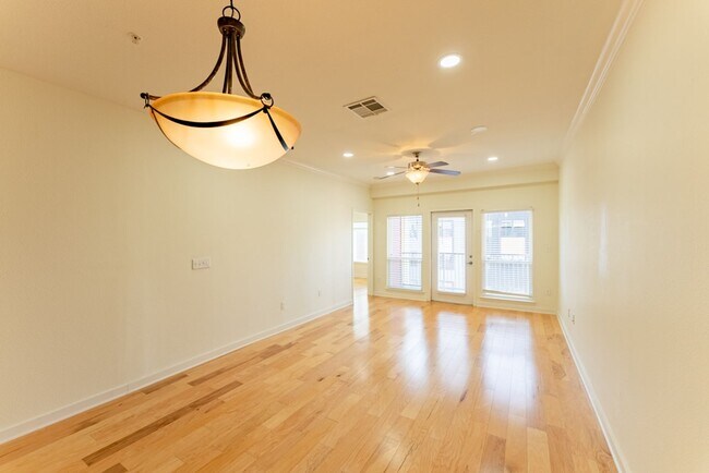 Building Photo - 910 W 25th St