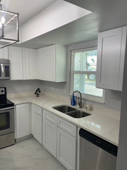 Nice well lit kitchen - 152 Douglas Rd W