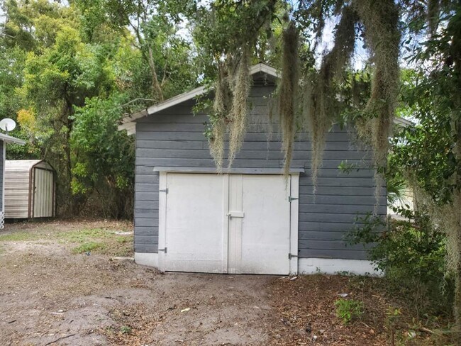 Building Photo - Fully Renovated 3/2 Single Family Ready for Move In!