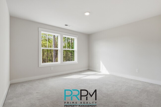 Building Photo - 6 Thornfield Dr