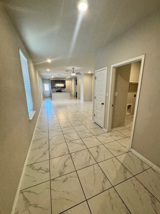 Building Photo - Move-In Ready Modern 4-Bedroom 2 Bath Home...