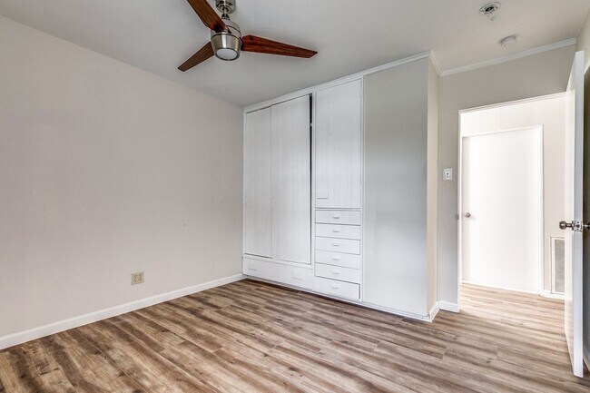 Building Photo - 511 E Hathaway Dr