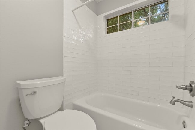 Building Photo - 1915 Lytham Ln