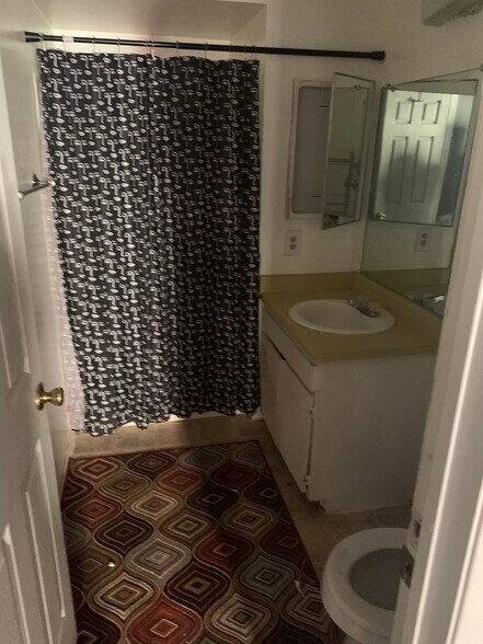 Building Photo - 6151 Reseda Blvd