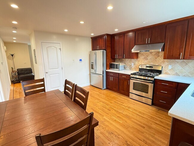 Building Photo - 882