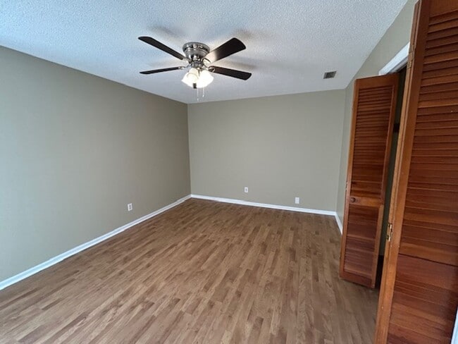 Building Photo - 3-bedroom home located in the charming Lak...