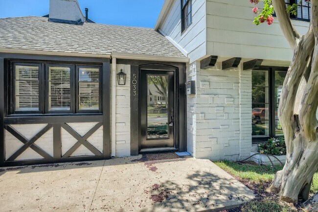 Building Photo - Impressive Cochran Heights home with outdo...