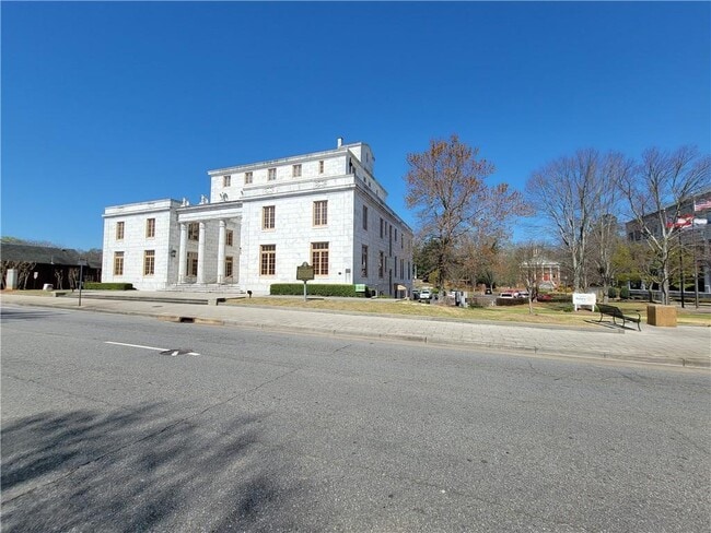 Building Photo - 251 Archer St