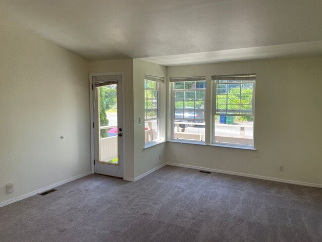 Building Photo - Spacious 3-Bed, 3-Bath Maple Leaf Home