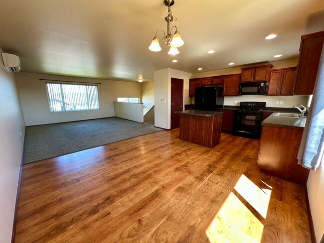 Building Photo - Large 5 Bedroom Home - North of CWU