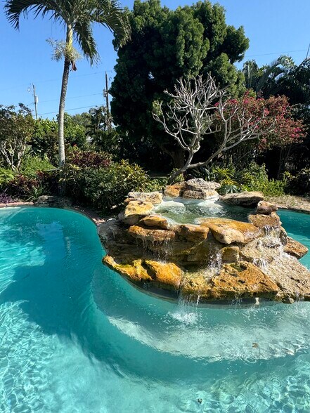 Fabulous Designer heated swimming pool - 4024 Maurice Dr